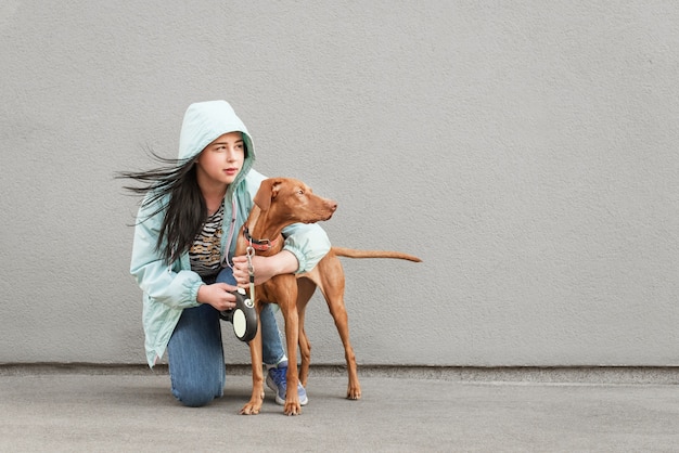 Photo fille et le chiot assis