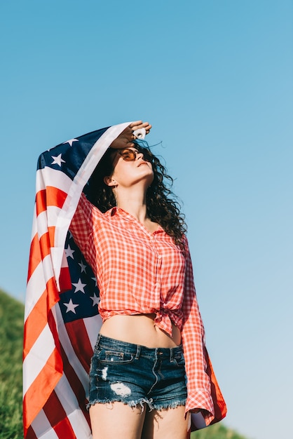 Photo fille avec un drapeau américain jour de l&#39;indépendance