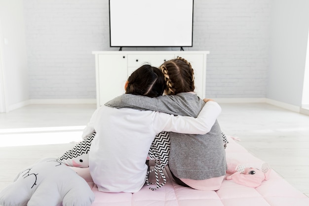 Filles devant la télé