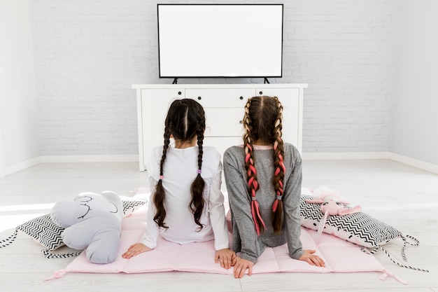 Filles devant la télé