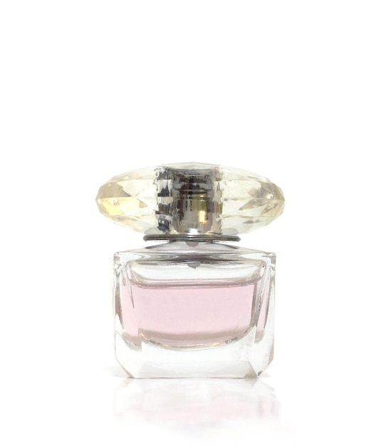 Flacon de parfum isolé sur fond blanc