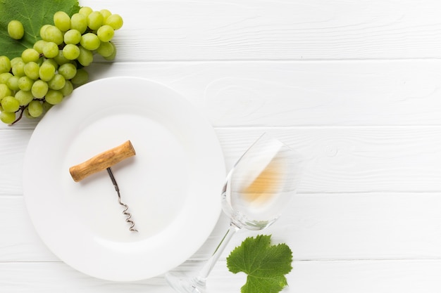 Fond blanc en bois et verre à vin sec