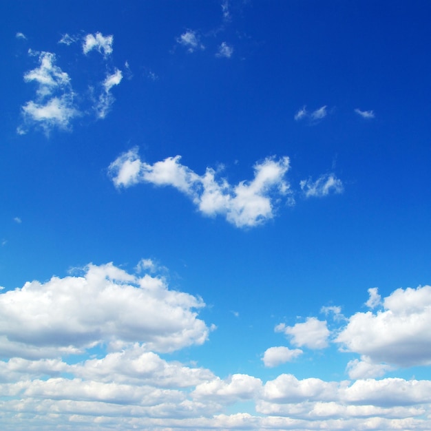 Fond de ciel bleu avec de petits nuages