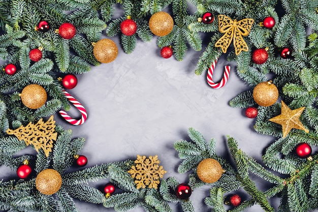 Fond de Noël avec des boules et des jouets dorés et rouges.