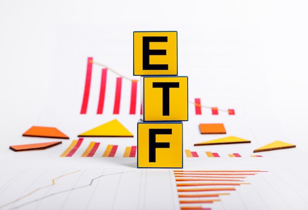 Fonds négociés en bourse tombant Cubes avec abréviation ETF et graphiques montrant la chute du marché boursier Récession économique et crise Concept d'investissement et de financement