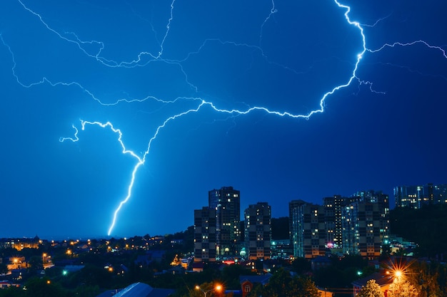 Foudre au-dessus de la ville nocturne de Stavropol