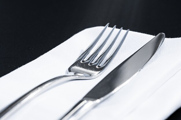 Photo fourchette et couteau avec serviette blanche sur table dans un restaurant de luxe en plein air menu gastronomique pour mariage...