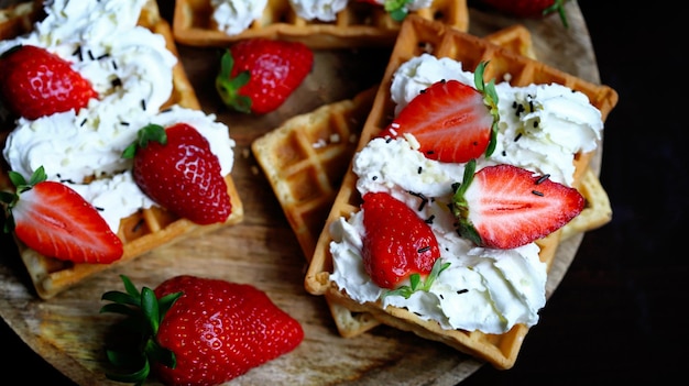 Fraises à la crème sur gaufres viennoises Dessert d'été aux fraises