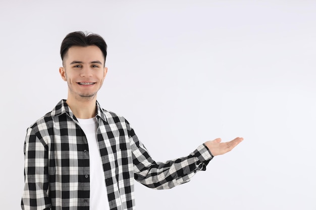 Gars séduisant en chemise sur fond blanc