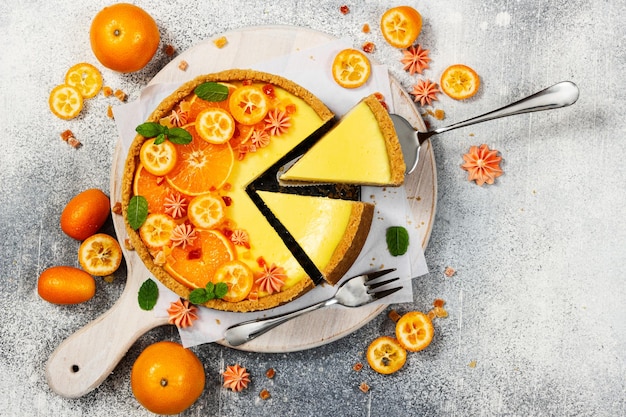 Gâteau au fromage avec tranches d'orange et kumquat