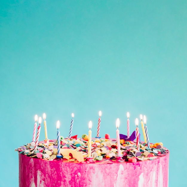 Gâteau de cuisine sur fond turquoise