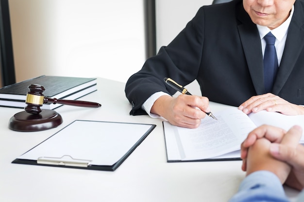 Photo les gens d&#39;affaires et les avocats qui discutent des documents contractuels assis à la table. concepts de droit, conseils, services juridiques