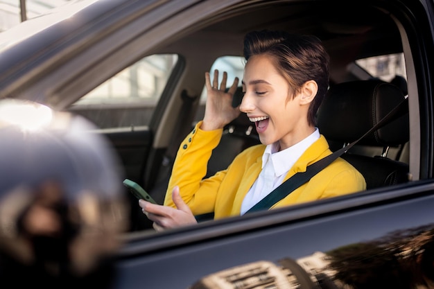 Photo des gens dans la voiture.