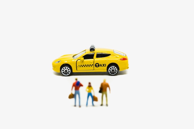 Photo gens miniature homme et femme attendant le taxi isolé sur fond blanc