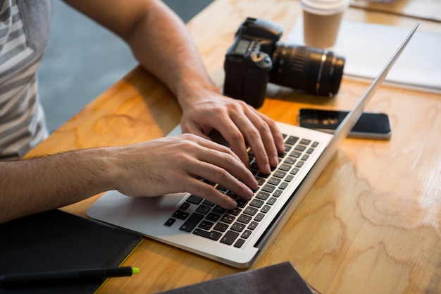 Graphiste utilisant un ordinateur portable au bureau de création