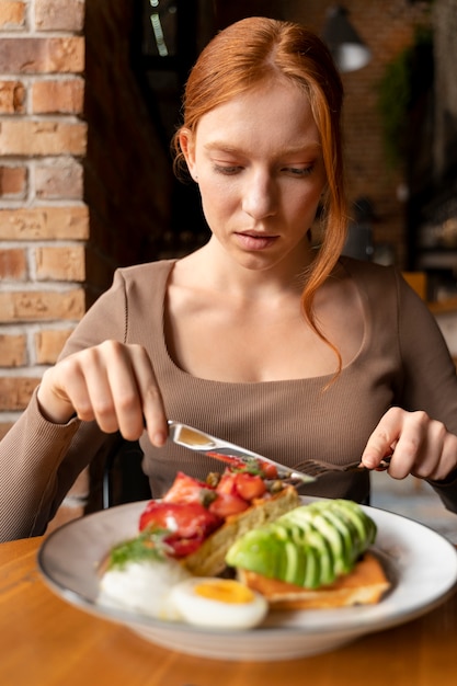 Gros plan sur une personne appréciant la nourriture