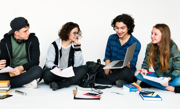 Un groupe diversifié d&#39;adolescents tirent