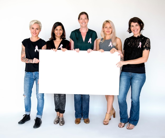 Groupe de femmes montrer présent tableau blanc