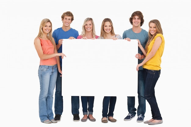 Un groupe de personnes tenant une feuille blanche