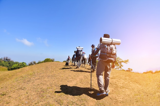 Photo groupe de randonnée sur la montagne à la journée ensoleillée