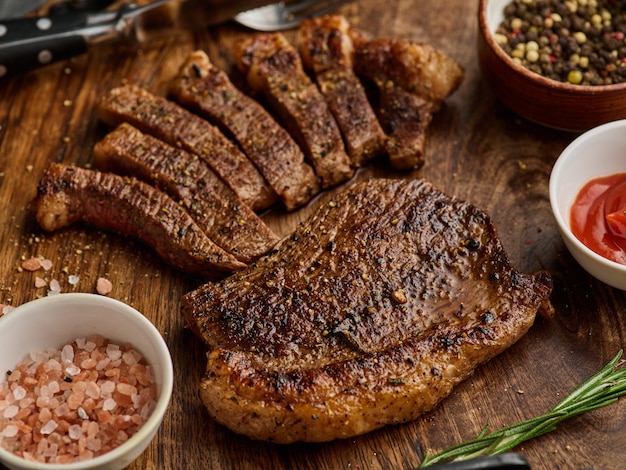 Haut de surlonge grillé ou steak de viande de boeuf rumsteck sur planche de bois Picanha barbecue brésilien traditionnel