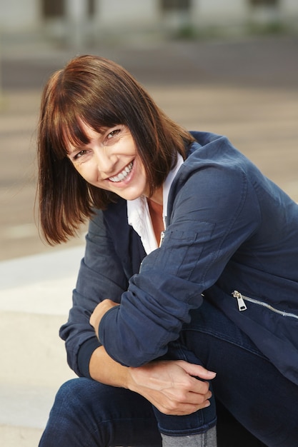 Heureuse femme plus âgée avec une expression joyeuse à l&#39;extérieur