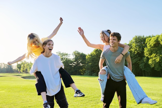 Photo heureux groupe d'adolescents s'amusant à l'extérieur