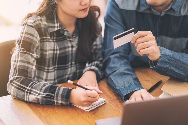 Photo homme d'affaires utilisant une carte de crédit pour acheter et faire des achats en ligne