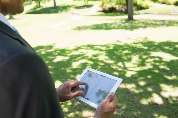 Homme d&#39;affaires en utilisant une tablette numérique