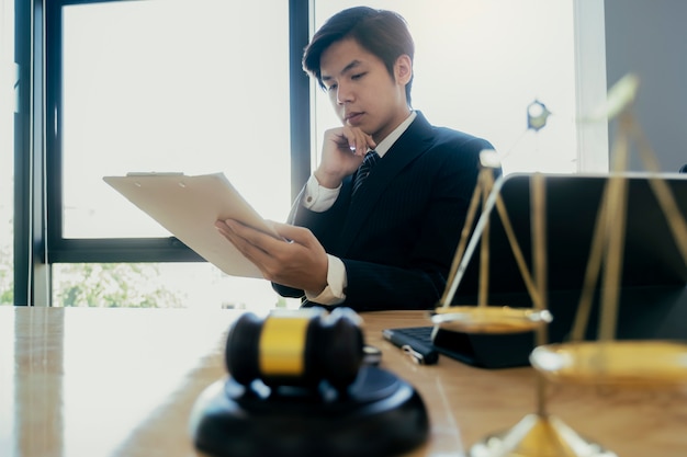 Photo homme avocat au bureau avec échelle en laiton.