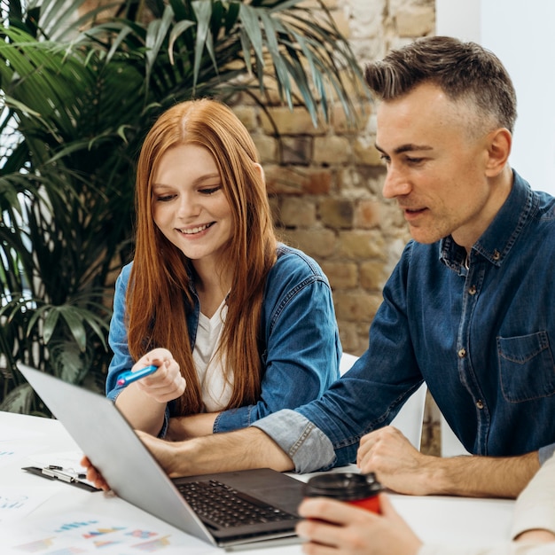 Homme et femme discutant d'un nouveau projet