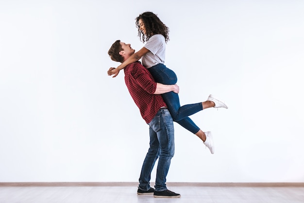 L'homme et la femme s'embrassent sur le fond blanc