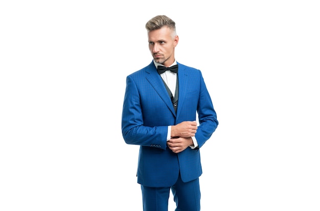 Photo homme mûr a les cheveux grisonnants en costume bleu noeud papillon gentleman en tenue de soirée