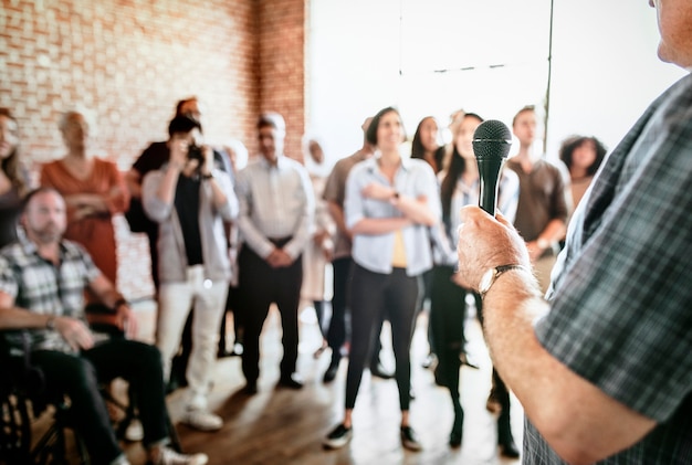 Photo homme parlant dans un séminaire