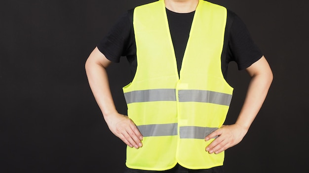 Photo l'homme porte un gilet de sécurité sur fond noir