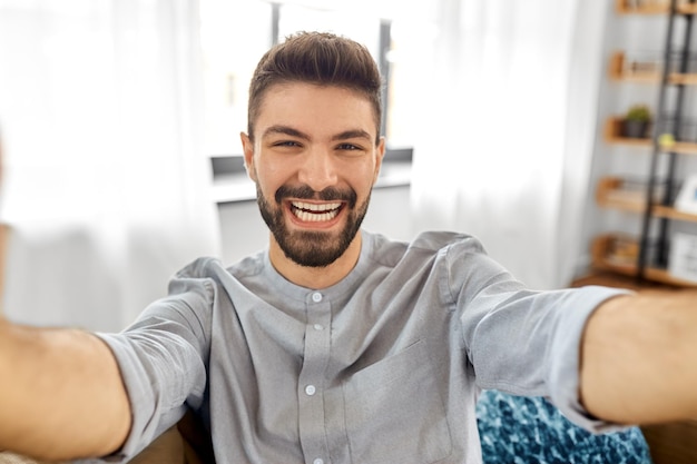 Photo un homme prenant un selfie ou faisant un appel vidéo à la maison