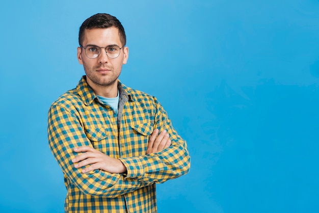 Homme sérieux portant des lunettes avec espace de copie