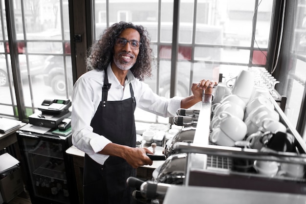 Photo homme souriant à coup moyen avec machine à café