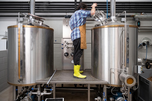 Homme travaillant sur une brasserie moderne