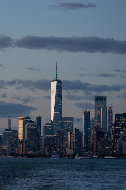 L'horizon du bas de Manhattan au coucher du soleil vu depuis l'eau