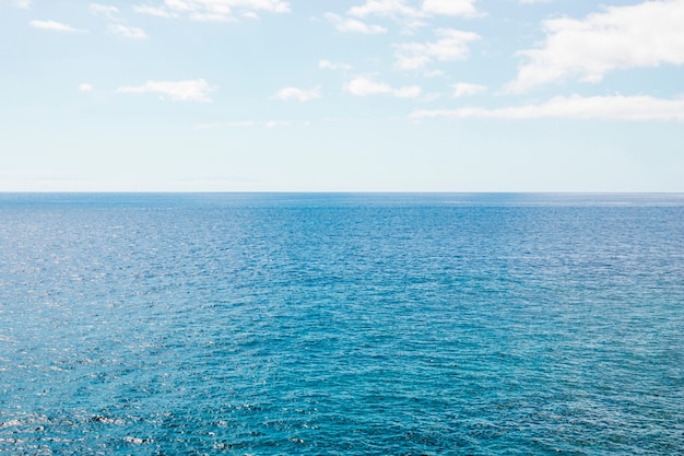 Horizon marin à longue vue Mer cristalline