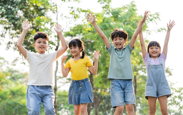 Photo image d'un groupe d'enfants asiatiques s'amusant dans le parc