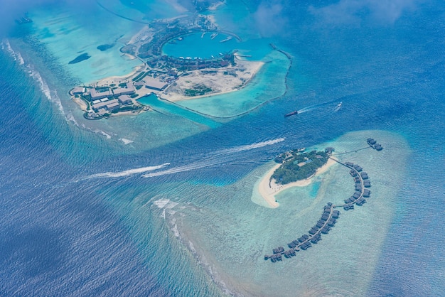 Photo incroyable atoll et île aux maldives depuis la vue aérienne paysage tropical et paysage marin tranquille