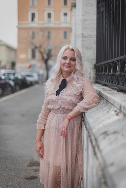 Incroyable femme touristique marchant dans les rues de Rome