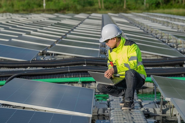 Ingénieur asiatique travaillant à la centrale solaire flottante, énergie renouvelable