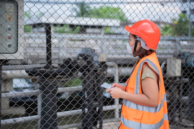 Un ingénieur électricien avancé inspecte le système électrique de l'aqueducTechniciens de maintenance pour le système de contrôle du système de traitement des eaux usées