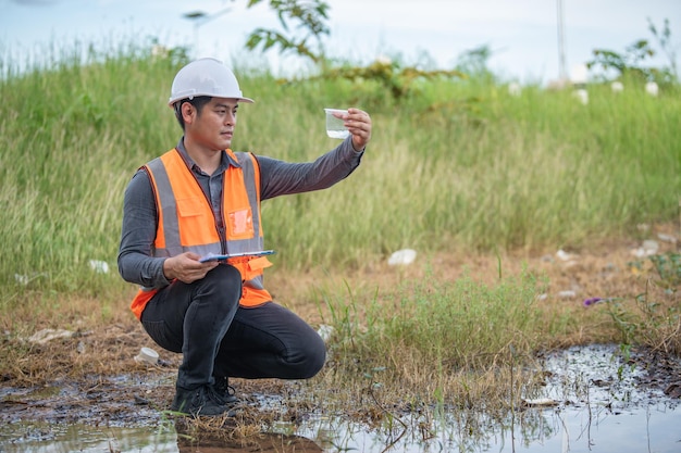 Les ingénieurs en environnement inspectent la qualité de l'eauApportez de l'eau au laboratoire pour analyseVérifiez la teneur en minéraux de l'eau et du solVérifiez les contaminants dans les sources d'eau