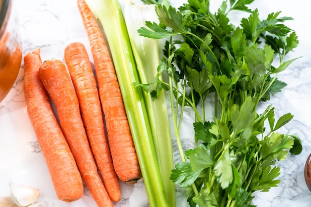 Ingrédients pour cuisiner une soupe végétarienne aux haricots blancs