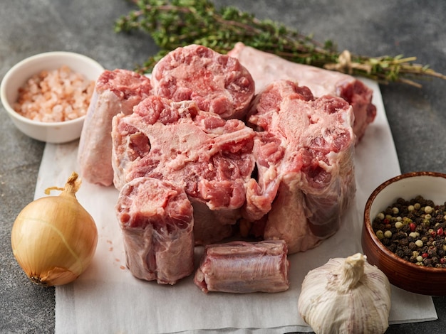 Ingrédients pour les queues de boeuf à l'étouffée du Sud Boeuf cru queue de boeuf oignon ail et autres ingrédients utilisés pour faire des queues de boeuf braisées et de la sauce