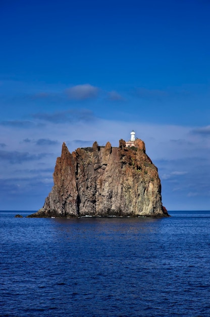 Photo italie, sicile, îles éoliennes, stromboli, rocher du strombolicchio